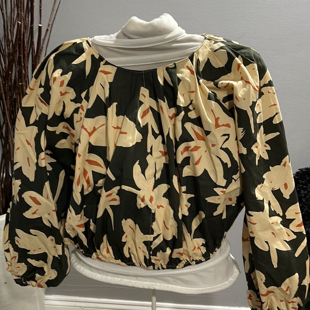 Zara top - cropped- puff sleeves - NEW WITH TAG- Size Large - pleated neckline